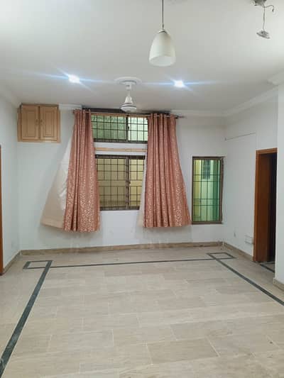 10 Marla Full House 5 Bed For Rent - Ground 3 Bedrooms + Upper 2 Bedrooms- For Family Only
