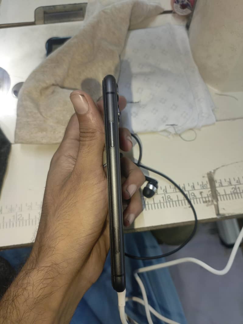 Apple iPhone 11 4