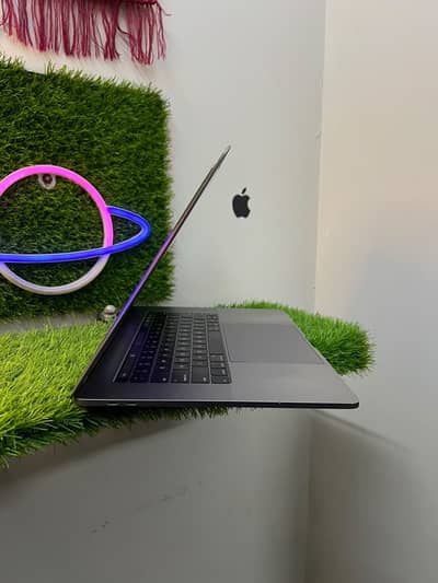 Apple MacBook Pro 2016 |15Inch | Core i7| 16 GB RAM | 512 Gb SSD | Tou