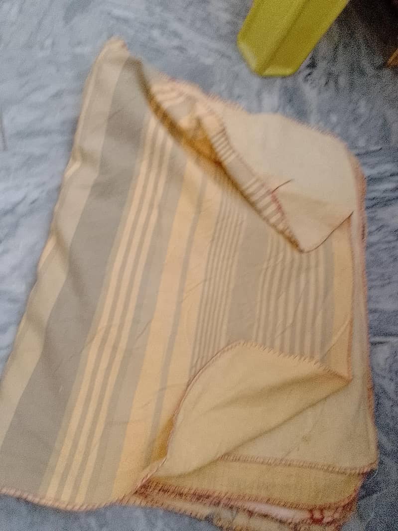 yellow clothes for dusting 0