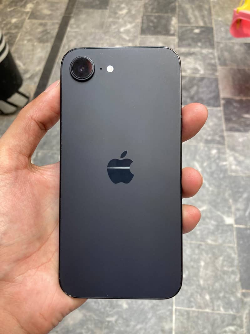 Apple iPhone 16e 1