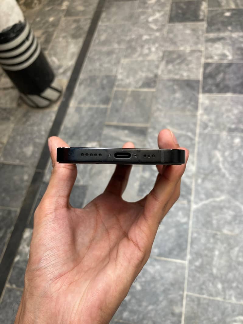 Apple iPhone 16e 2