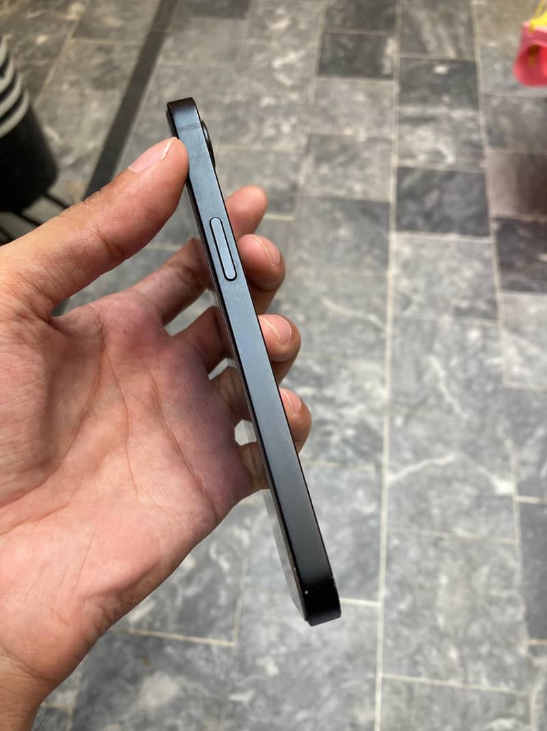 Apple iPhone 16e 3