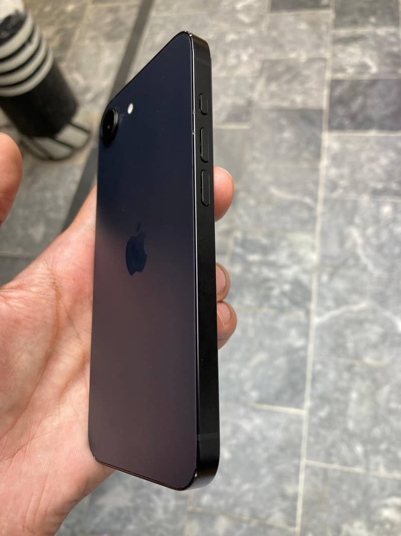 Apple iPhone 16e 4