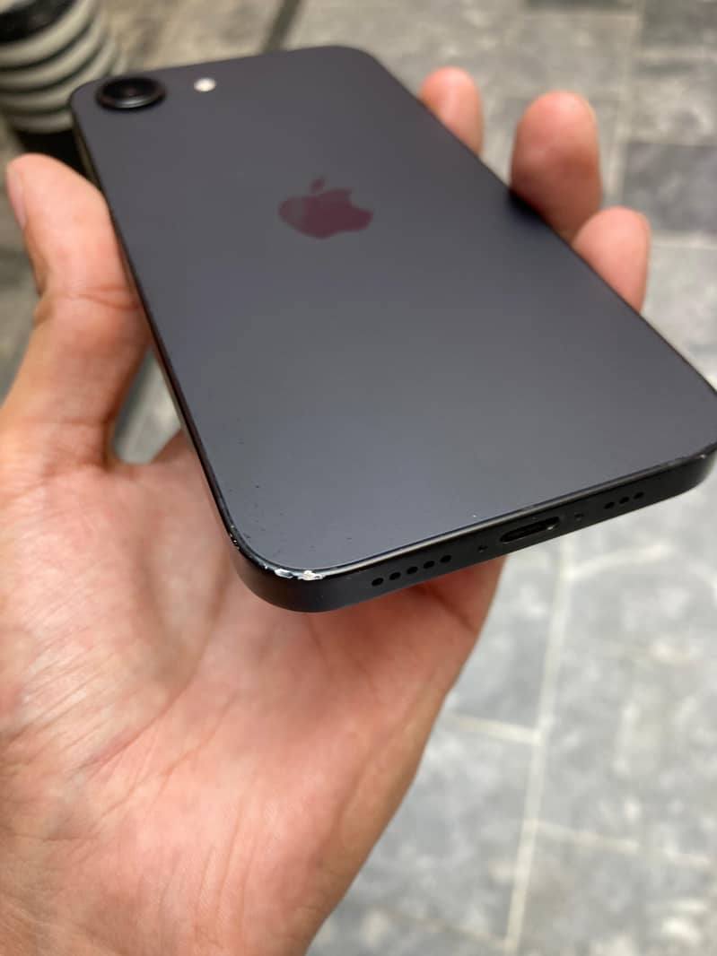 Apple iPhone 16e 5
