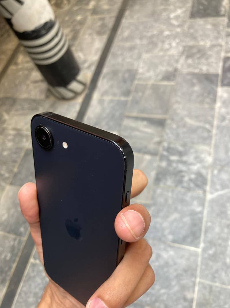 Apple iPhone 16e 6