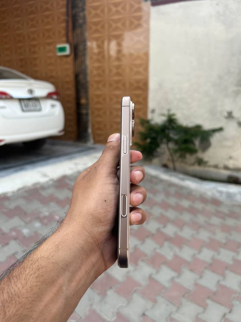 Apple iPhone 16 Pro Max 3