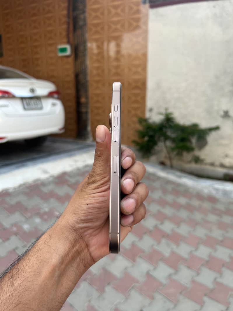 Apple iPhone 16 Pro Max 4