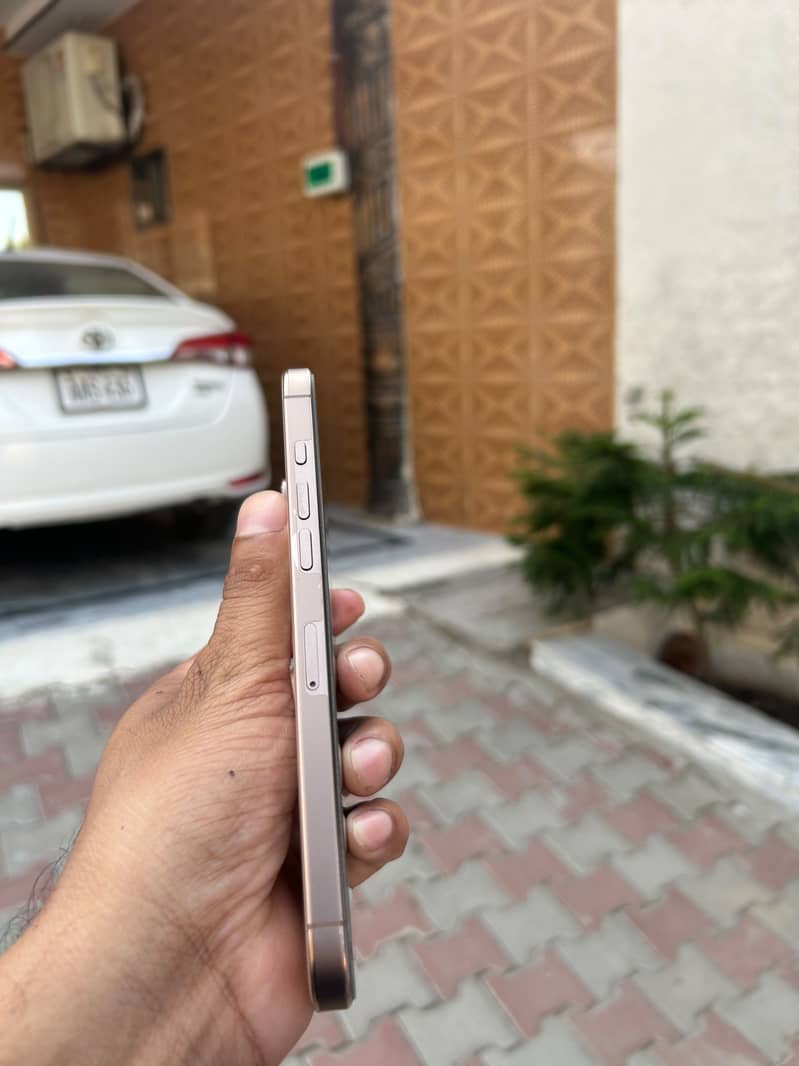 Apple iPhone 16 Pro Max 9