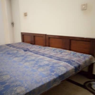 To sell two wooden single beds