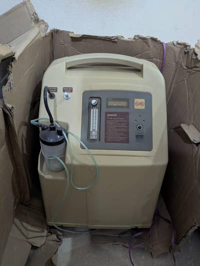Yuwell 7F-5W 5L Oxygen Concentrator with Nebulizer  Used