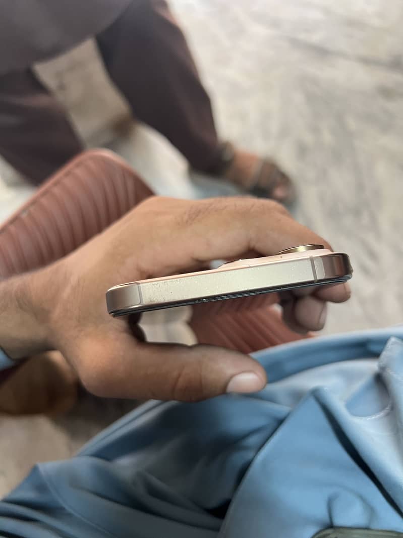 Apple iPhone 16 Pro Max 1