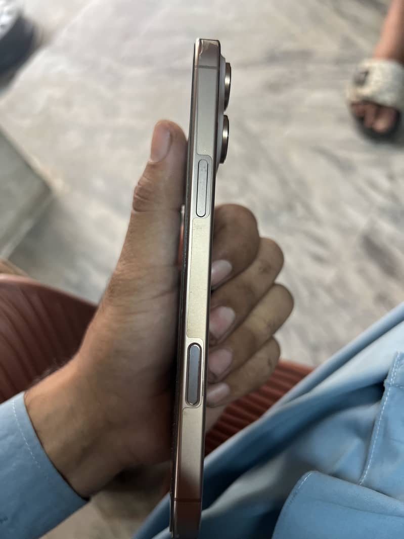 Apple iPhone 16 Pro Max 2