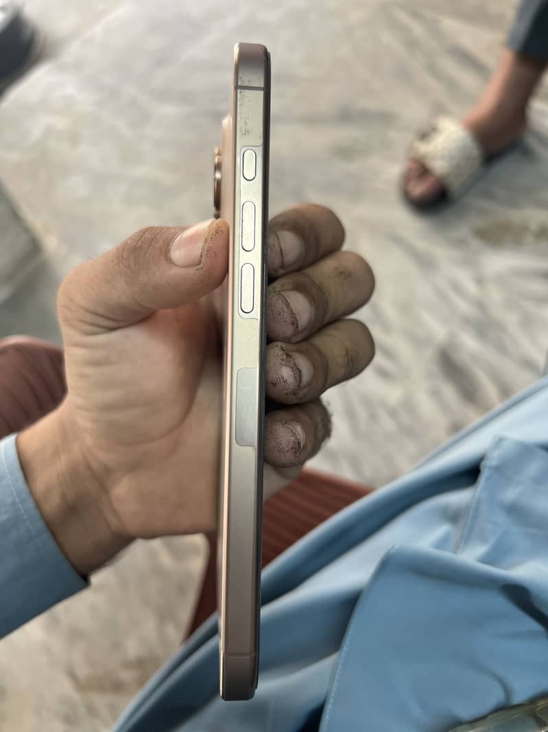 Apple iPhone 16 Pro Max 4