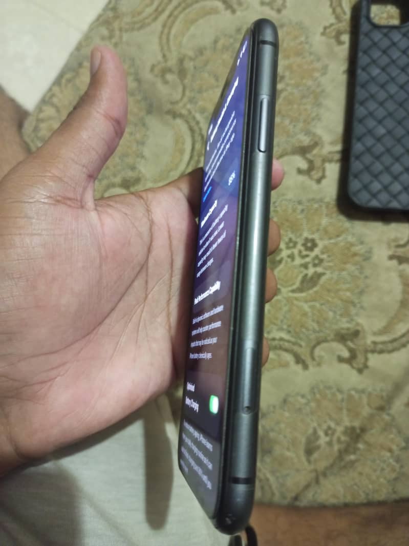 Apple iPhone 11 4