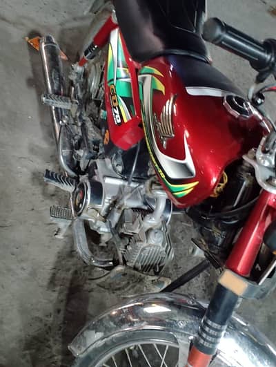 Honda CD 70 2022 model sale ke liye available hai.