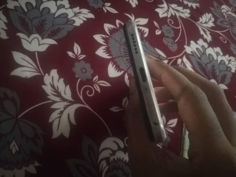 Vivo V21 4