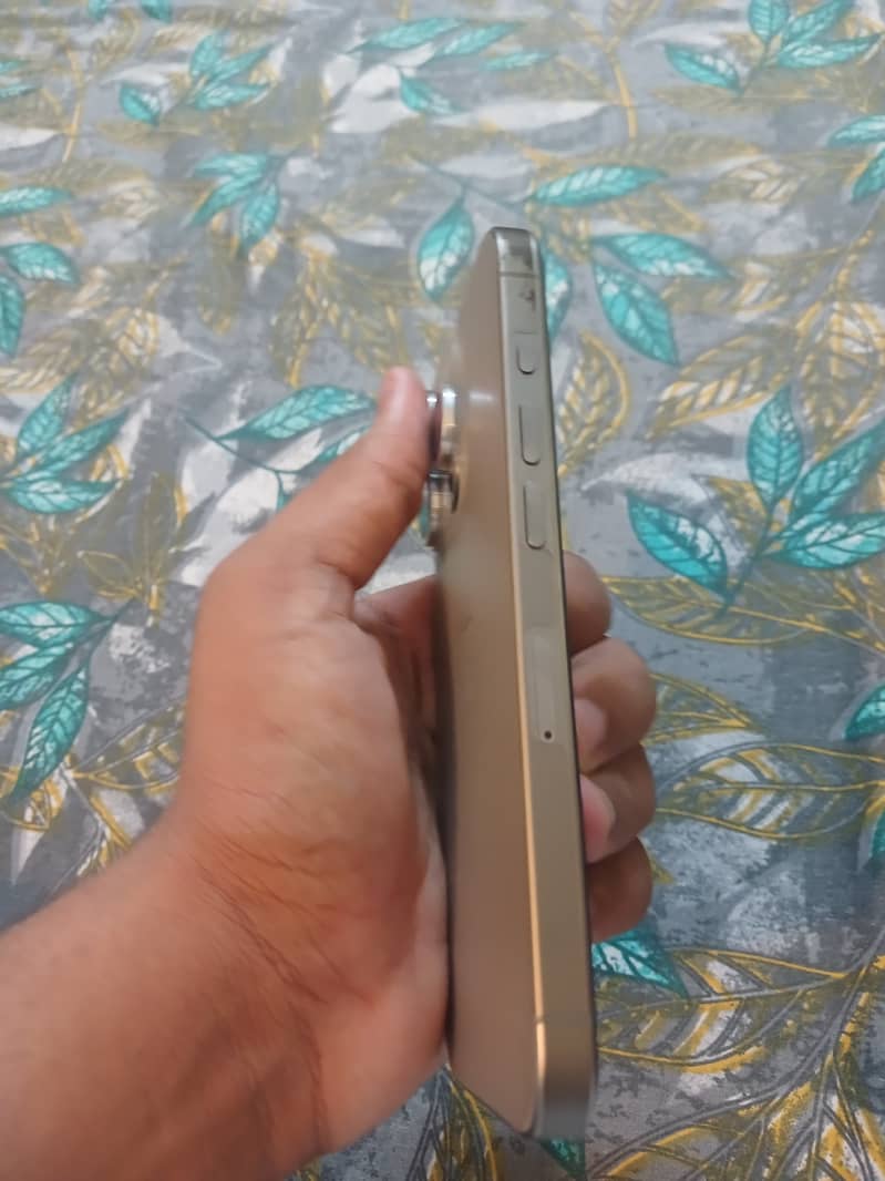 Apple iPhone 15 Pro 0