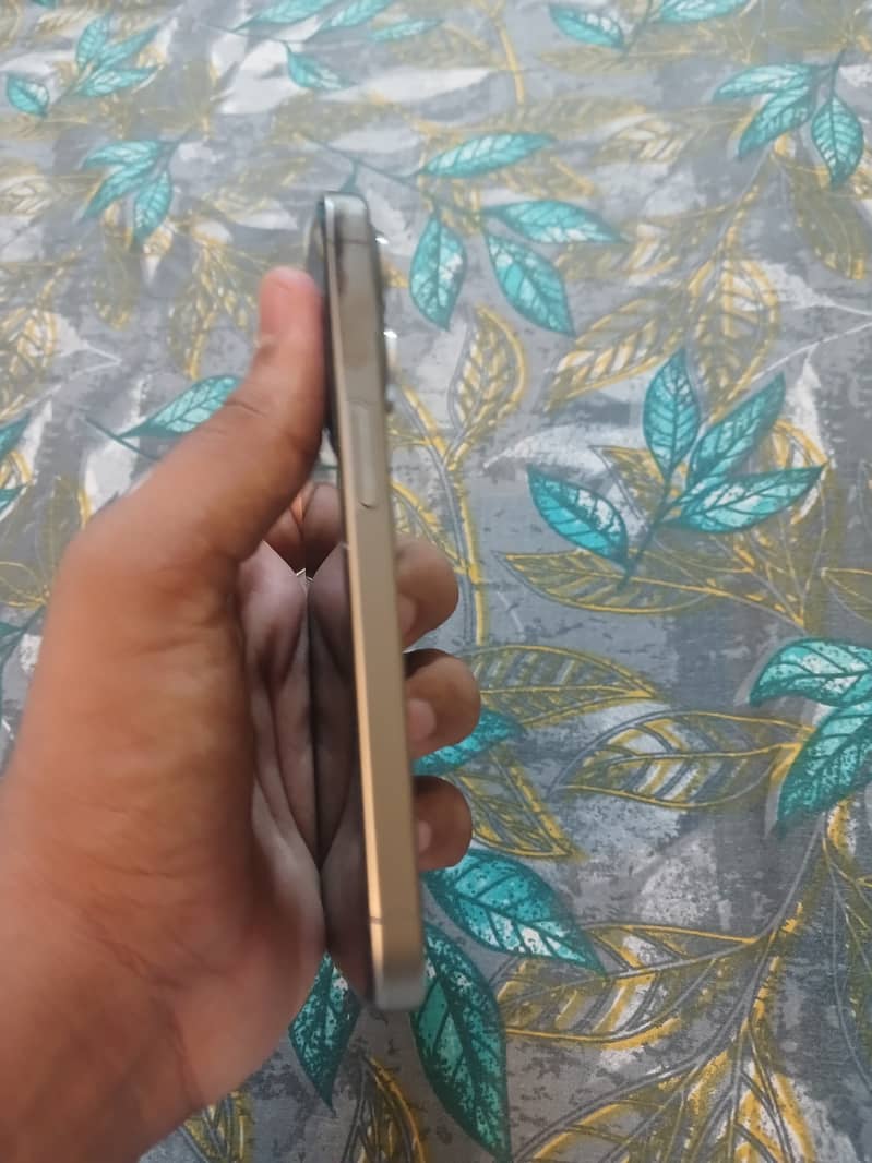 Apple iPhone 15 Pro 3
