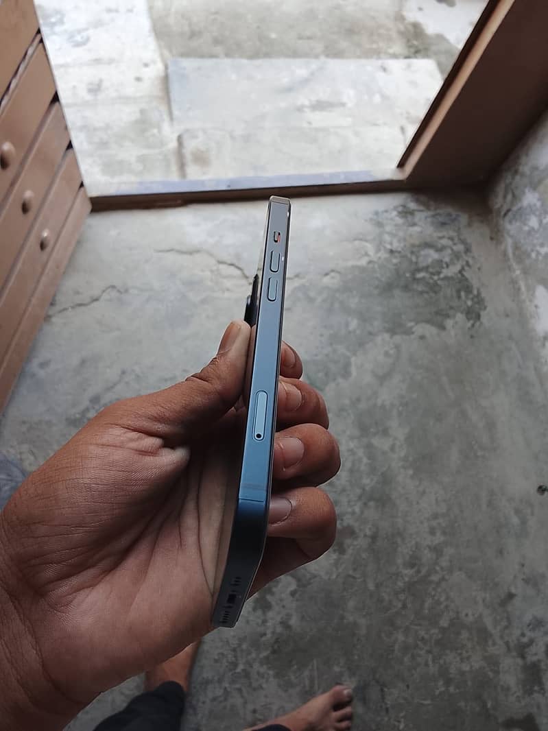 Apple iPhone 13 2