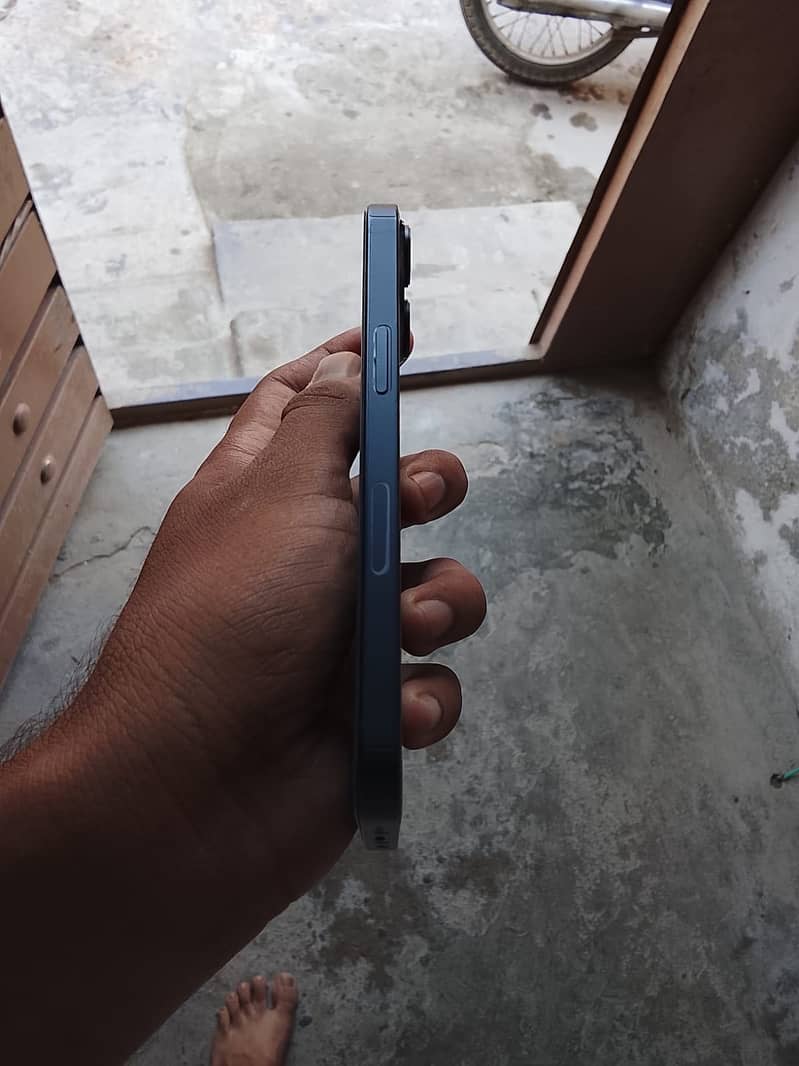 Apple iPhone 13 5