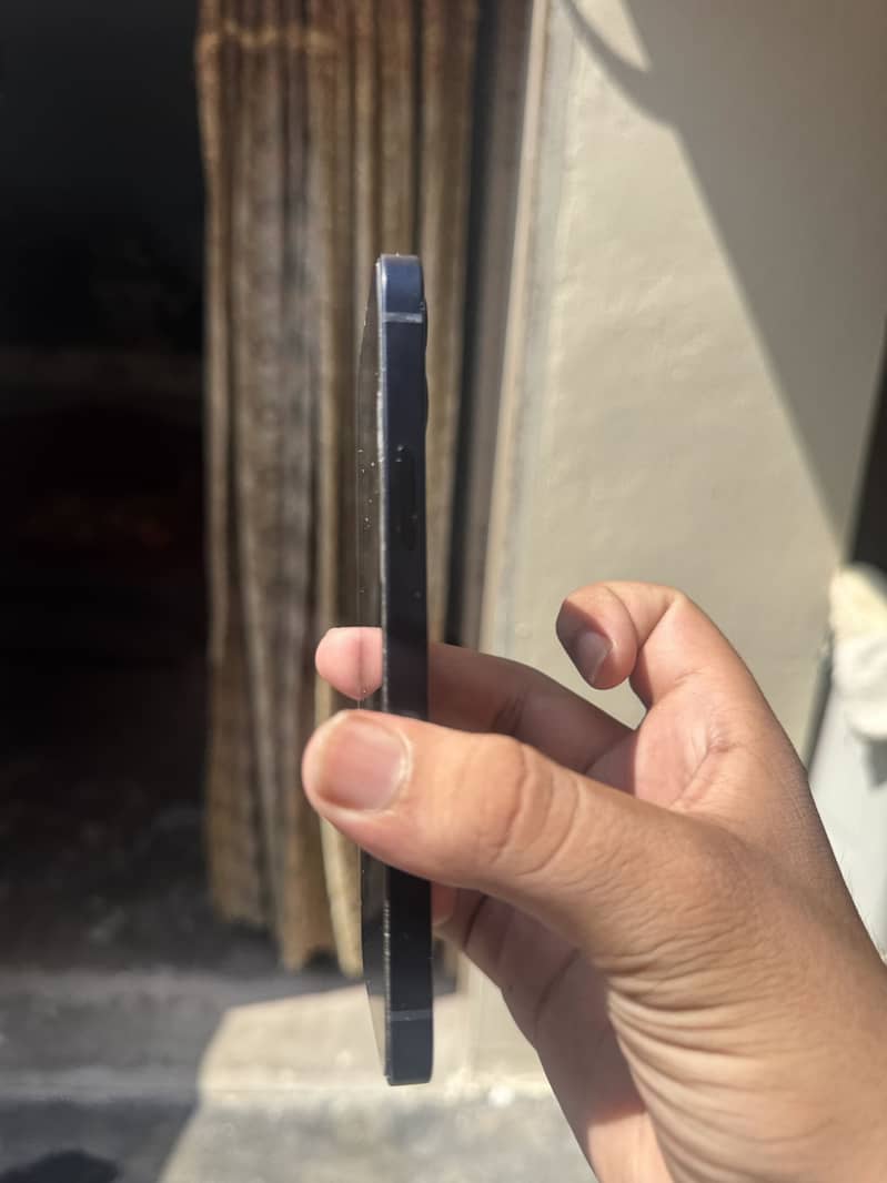Apple iPhone 12 4