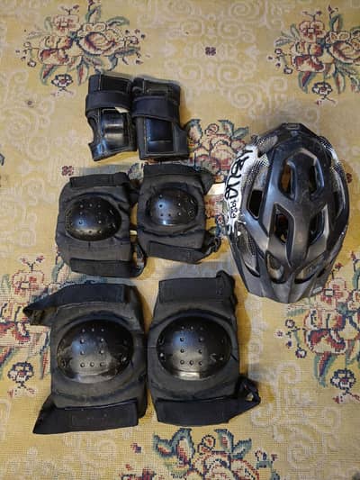 helmet / knee pads / shoulder knee pads / hand pads
