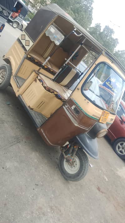 Sa sazgar 18 model rickshaw bechna hai arjent tor par 03080215467
