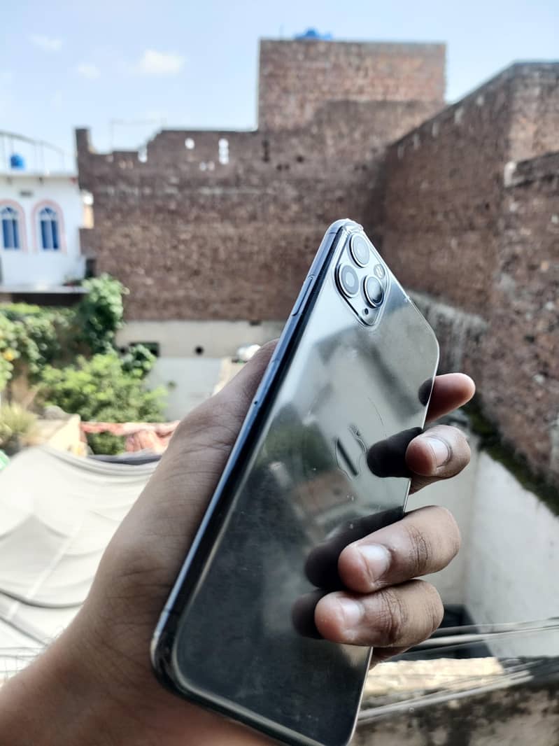 Apple iPhone 11 Pro Max 1
