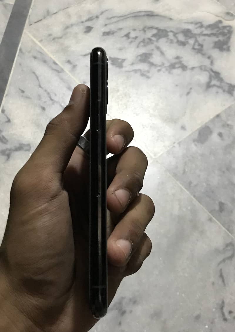 Apple iPhone 11 Pro 4