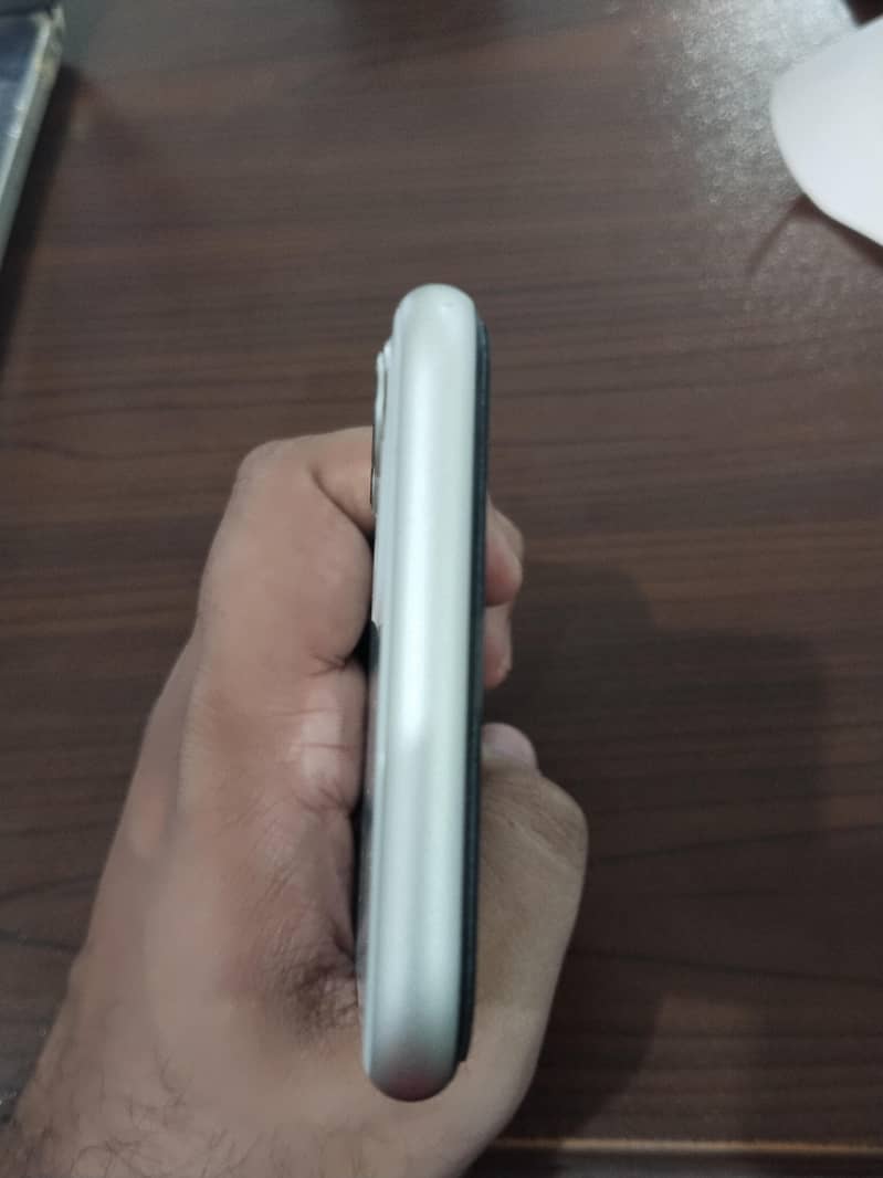 Apple iPhone 11 4