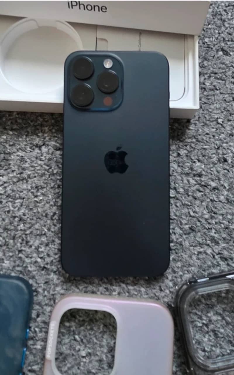 Apple iPhone 15 Pro Max 4