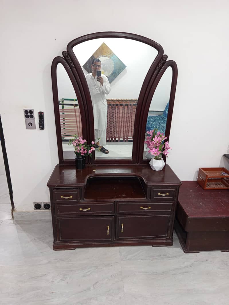 Dressing Table with Mirror 0