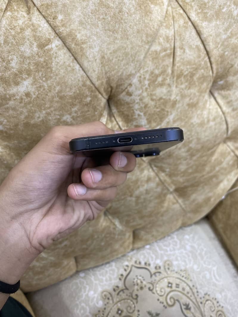Apple iPhone 15 Pro Max 4