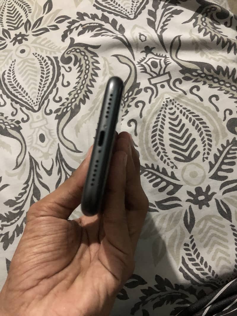 Apple iPhone 11 3