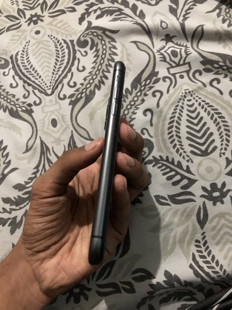 Apple iPhone 11 4
