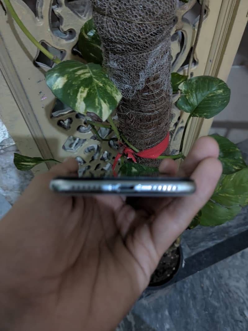 Apple iPhone X 4