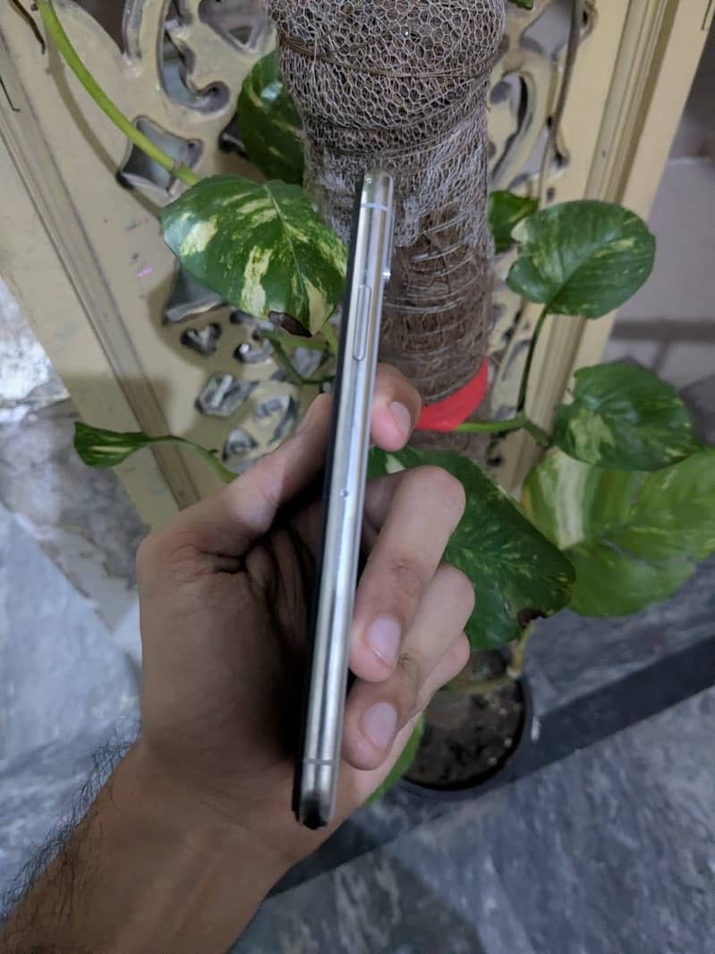 Apple iPhone X 5