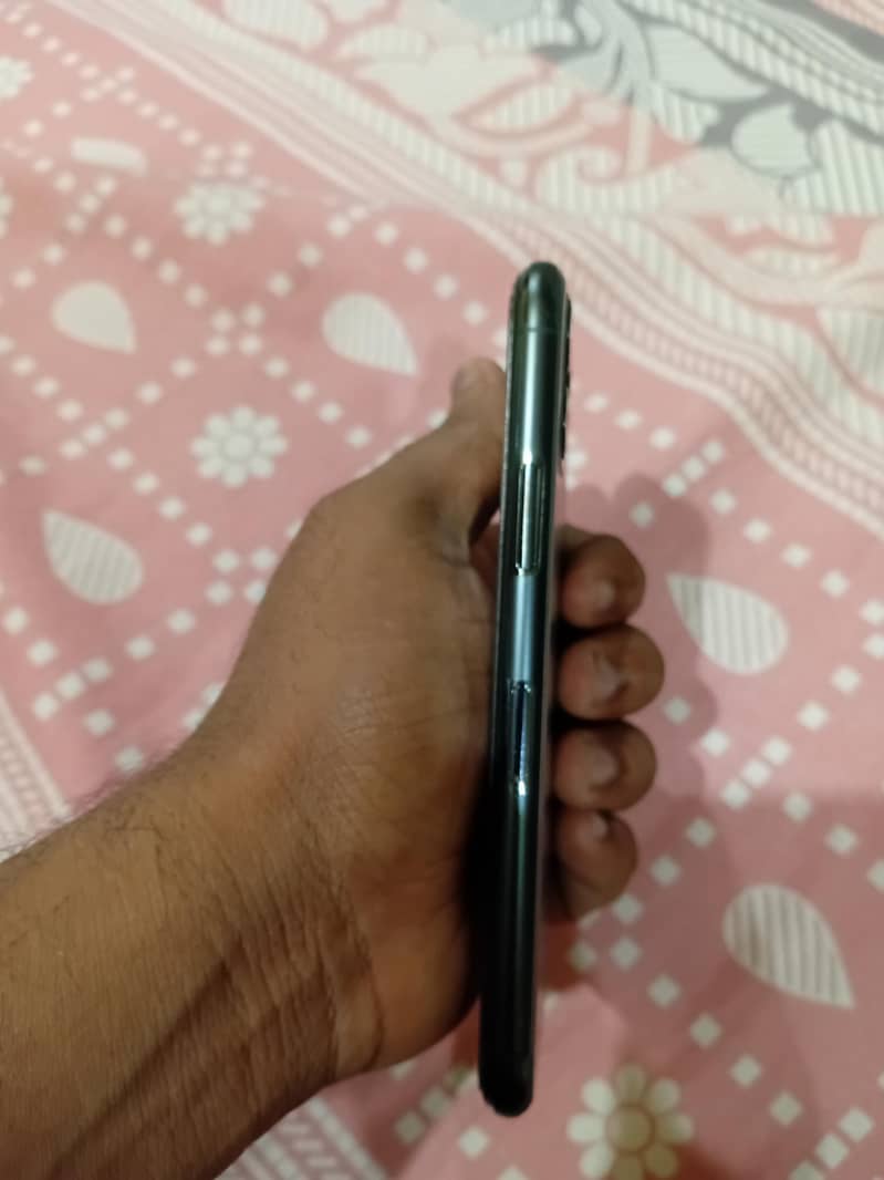 Apple iPhone 11 Pro 4