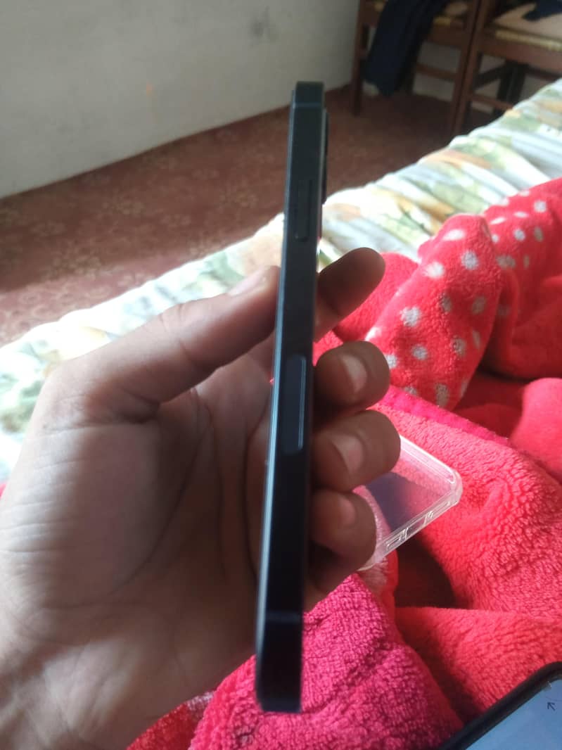 Apple iPhone 12 4