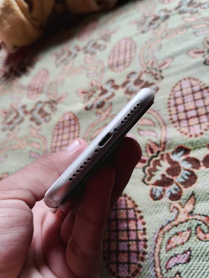 Apple iPhone 11 4