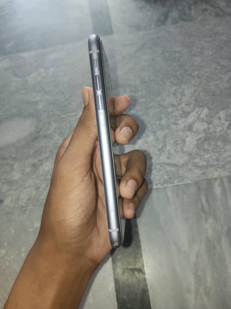 Apple iPhone 11 3