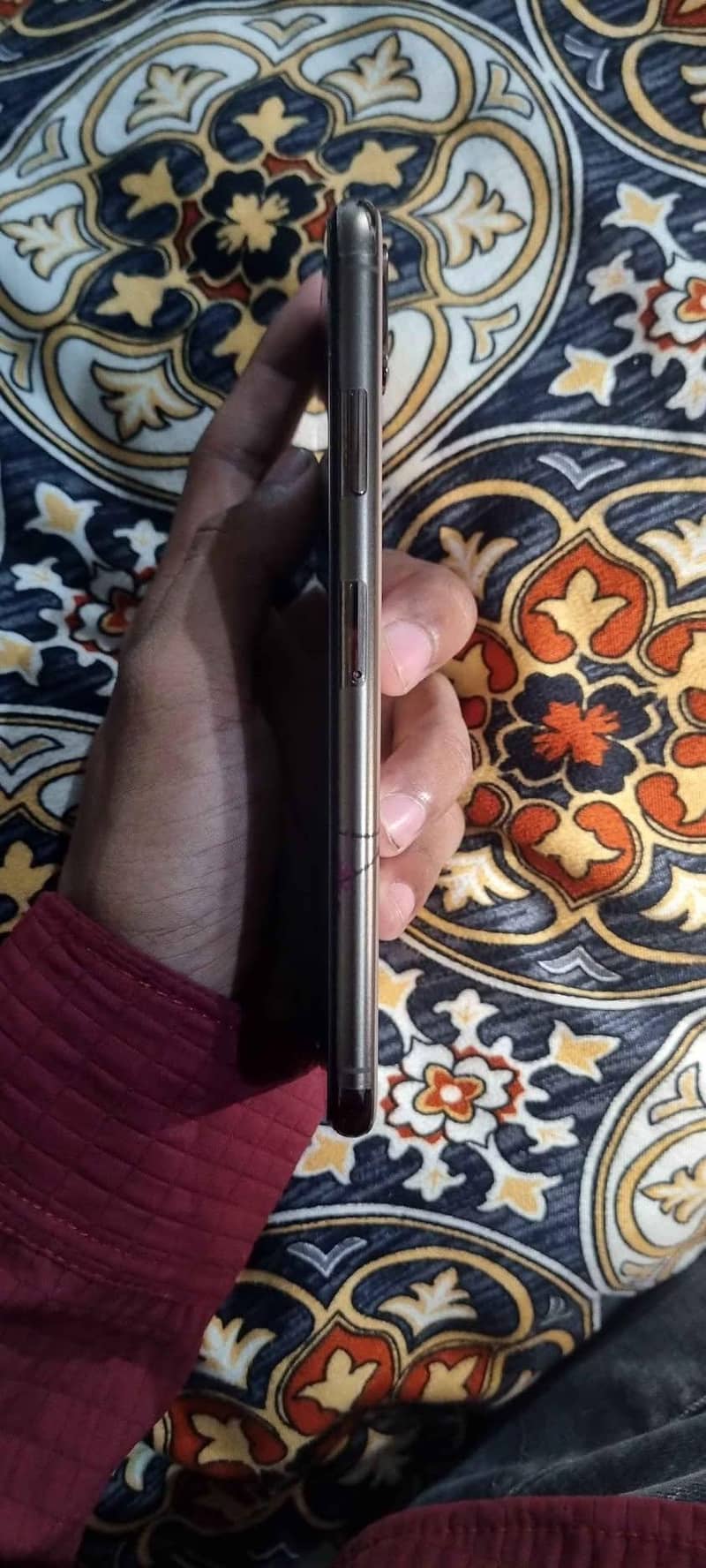 Apple iPhone XS Max 3