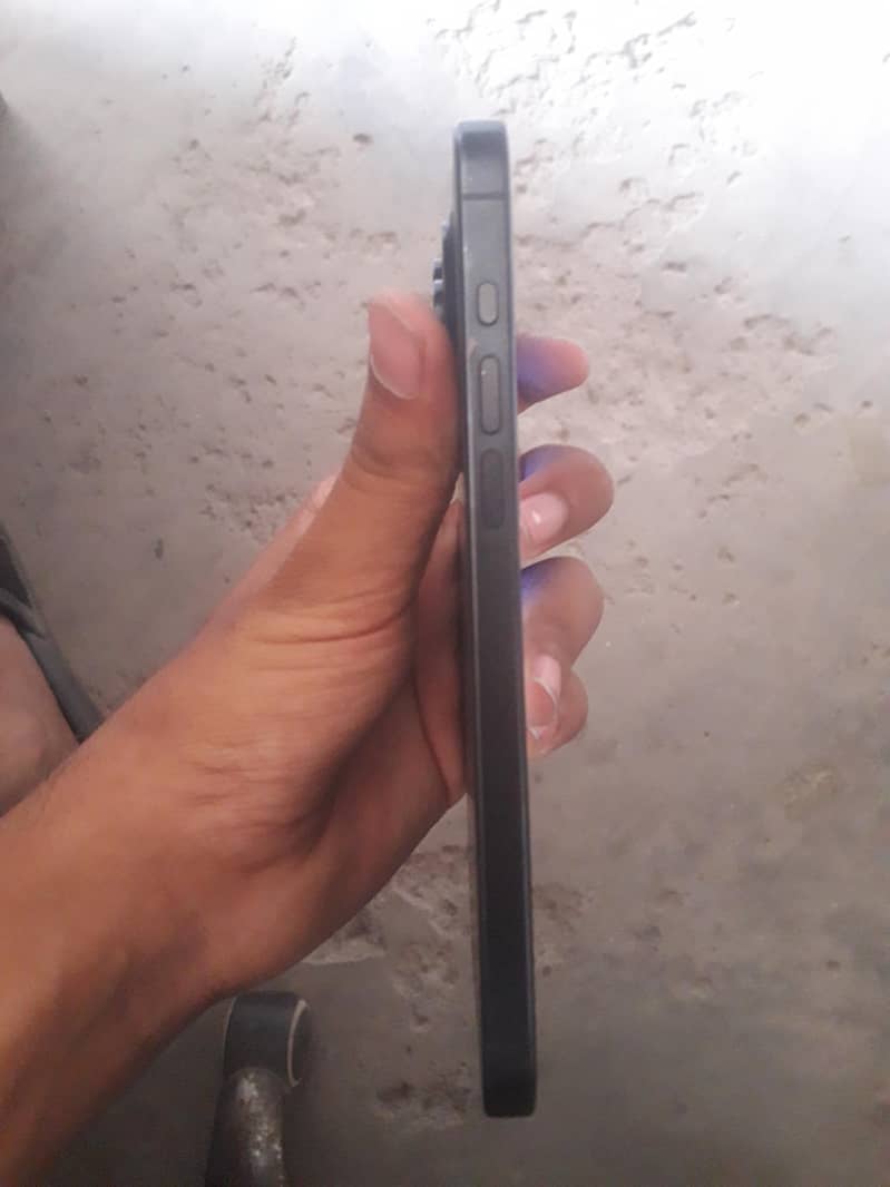 Apple iPhone 15 Pro Max 2