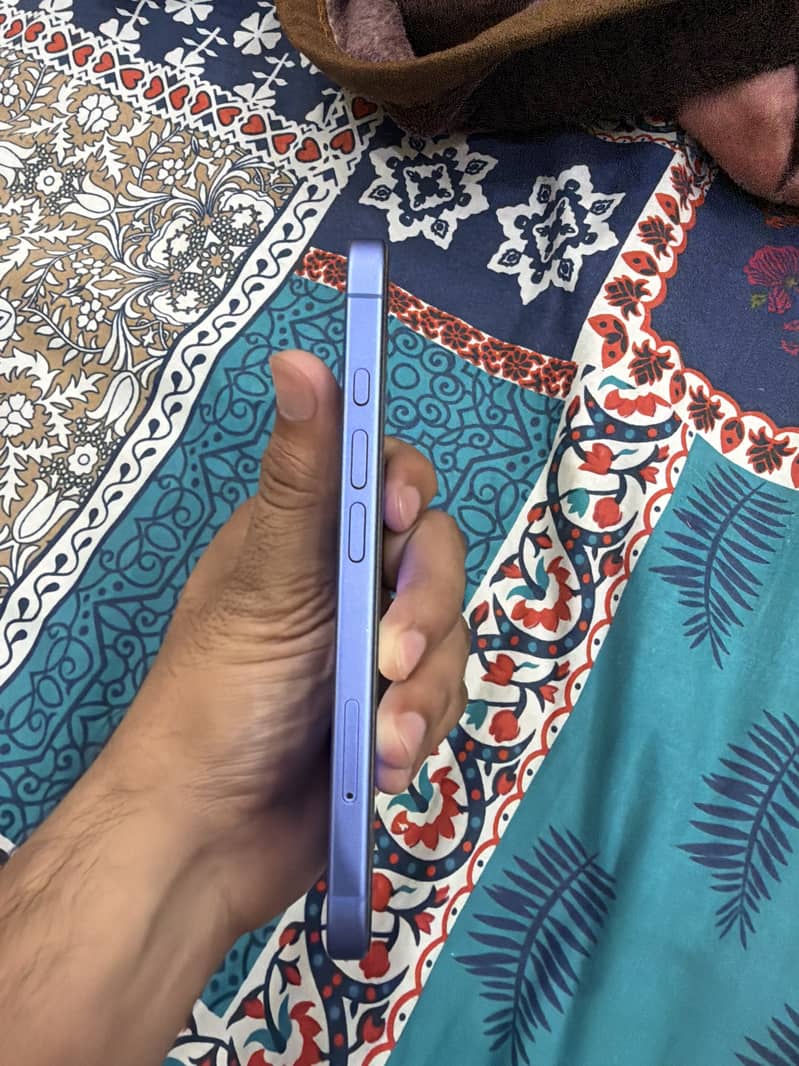 Apple iPhone 16 2