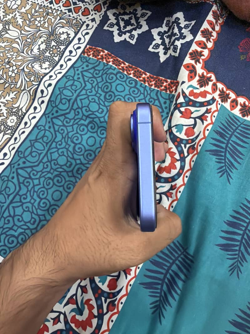 Apple iPhone 16 3