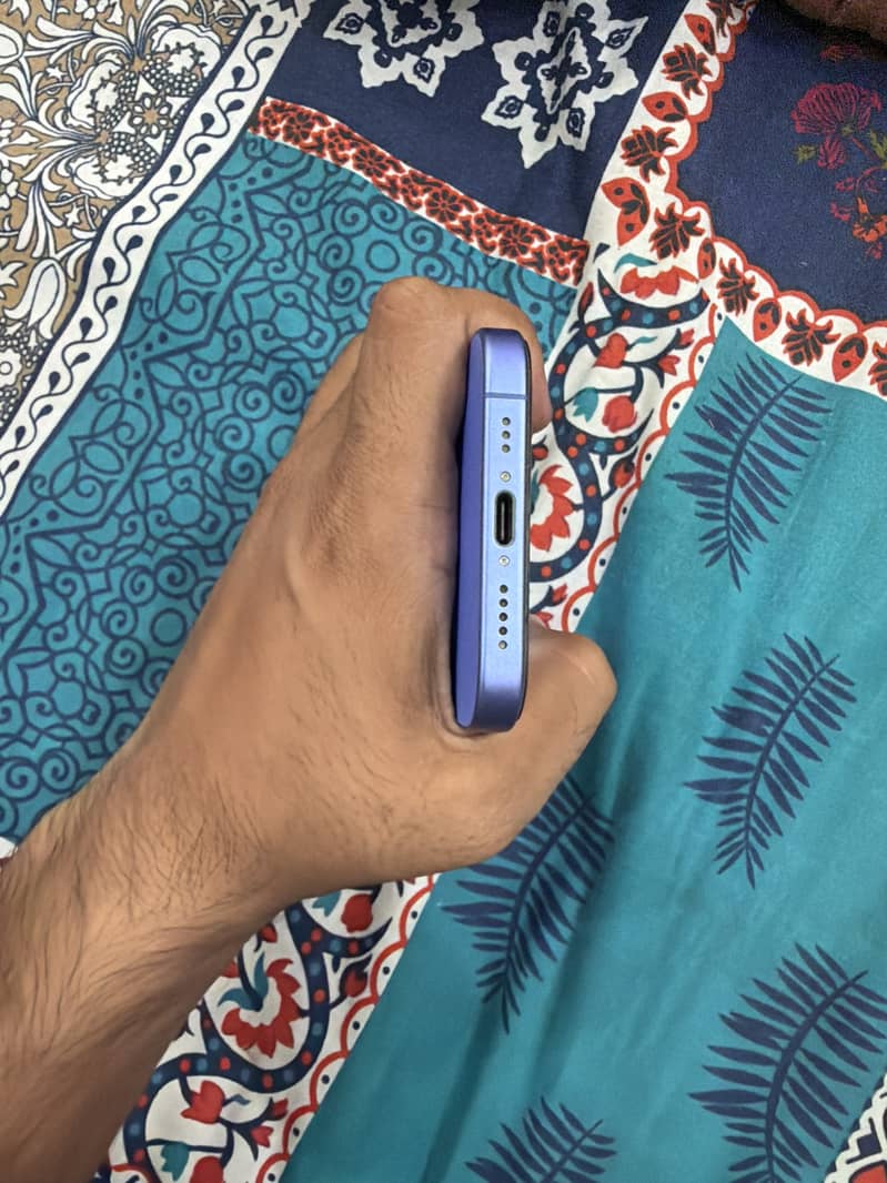 Apple iPhone 16 4