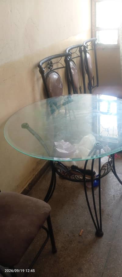 4 chairs and daing table for sale
