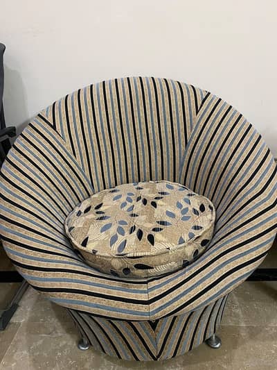 4 seater sofa set available for sale in excellent condition