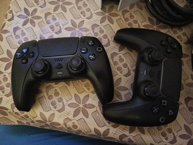 ps5 fat disc edition with two controller 1